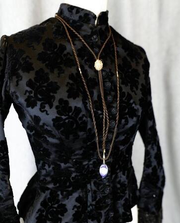 ヴィクトリア女王も愛用 19世紀イギリスで流行した人毛のジュエリーが話題 再度流行の兆し