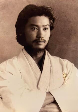 「来世で結婚してください!」大正六年生まれの祖父がカッコよすぎると話題 白い着物と袴姿に「俳優さん!?」「菅田将暉みたい」