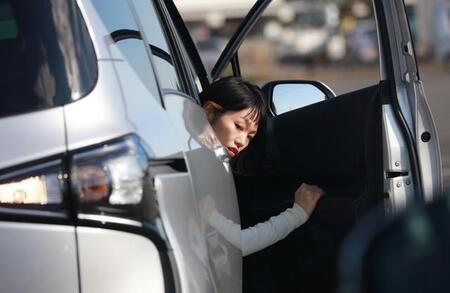 「ドア開けバック」は危険！　身を乗り出して駐車→死亡事故も…教習所が注意を呼びかけ