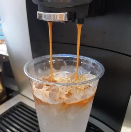 コンビニで、ホットのつもりが……ボタン押し間違えた! コーヒーマシンで操作ミス、返品していいですか?【コーヒー専門家が解説】