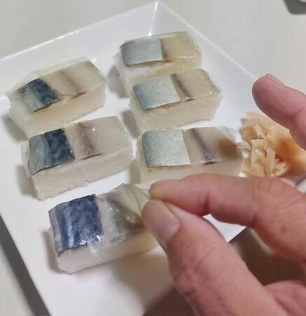 バッテラの“薄い透明なシート”……アレって剥がした方がいいの? 素朴な疑問に反響「いつも迷ってる」「一番美味しいところ」