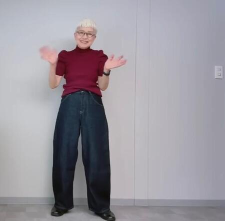 「縮んだ足を取り戻せる！？」74歳女性が着こなすユニクロ“詐欺ジーンズ”に衝撃　人気の「バギーカーブジーンズ」足長コーデが話題に
