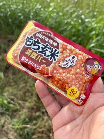 まるで戦闘糧食？お手軽で栄養たっぷりなUHA味覚糖「もち麦満腹バー」