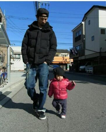 13年前、スーパーへ向かう「1歳の次女と父」の写真を再現　誕生日をきっかけに撮った中2の娘との1枚に「うちもやりたい！」の声