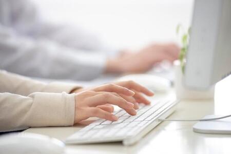 仕事チャットやメールで絵文字、どう思いますか？　世代間での意識のギャップ大きく賛否分かれる