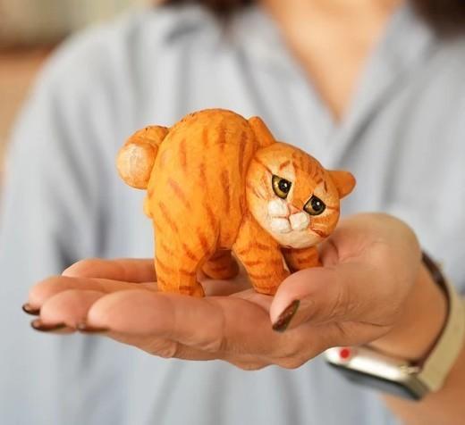 やんのかステップ」を再現した手乗りサイズの木彫り猫が人気 制作した