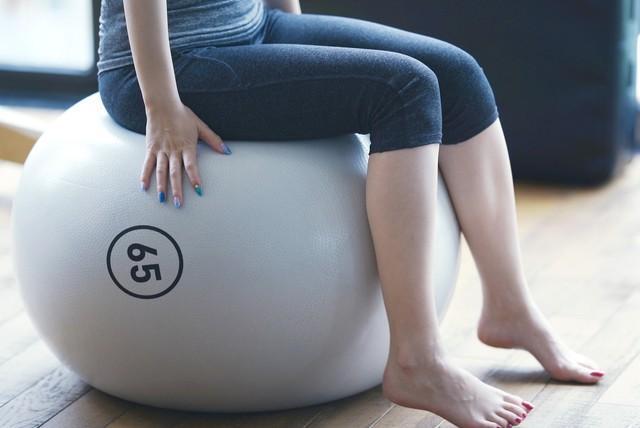 そのバランスボール、大丈夫？※画像はイメージです（metamorworks/stock.adobe.com）