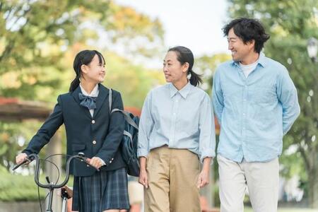 自分の父親・母親を「パパ・ママ」と呼ぶ現役高校生が半数以上　※画像はイメージです（buritora/stock.adobe.com）