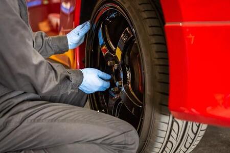 誰にでも起こりうる車のパンク、どう対処する？ 修理費用の目安や所要時間は【整備士が解説】