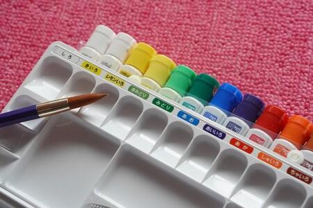 「女の子の絵の具セット」って言われないかな……不安そうに登校した小学生息子に励まし600件超「大丈夫」「令和の子は自由でフラット」