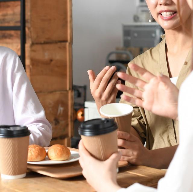 ママ友とのカフェでモヤモヤ発生　※画像はイメージです（koumaru/stock.adobe.com）