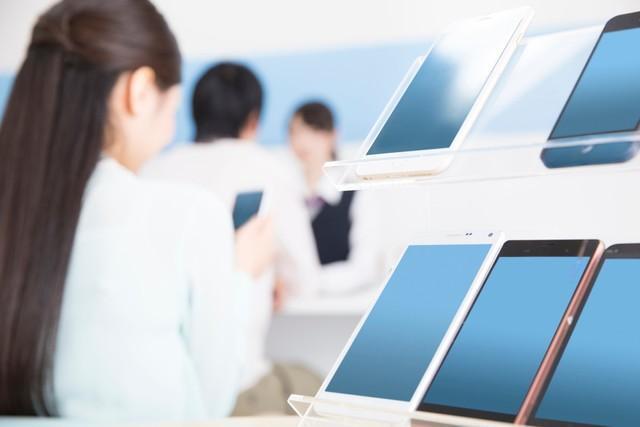 あえて「最新機種以外」を選んだ人が約半数　※画像はイメージです（Paylessimages/stock.adobe.com）