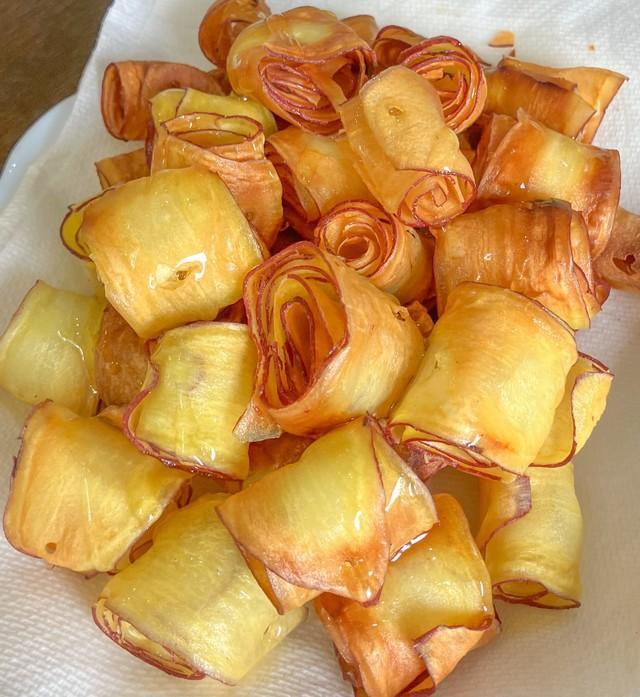 スライスしたサツマイモをカラリとあげてハチミツかけ～！（画像提供：岩崎ファーム）