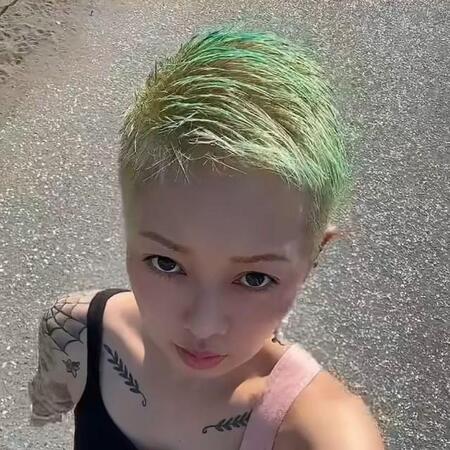 暗めの髪色ロングヘアから“緑の丸刈りショート”へ　周囲の「やめた方がいい」を超えて挑戦した女性　髪型を通して取り戻した“自分らしさ”