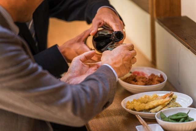約7割の会社員が接待や会食での飲酒を「断れない」　※画像はイメージです（buritora/stock.adobe.com）