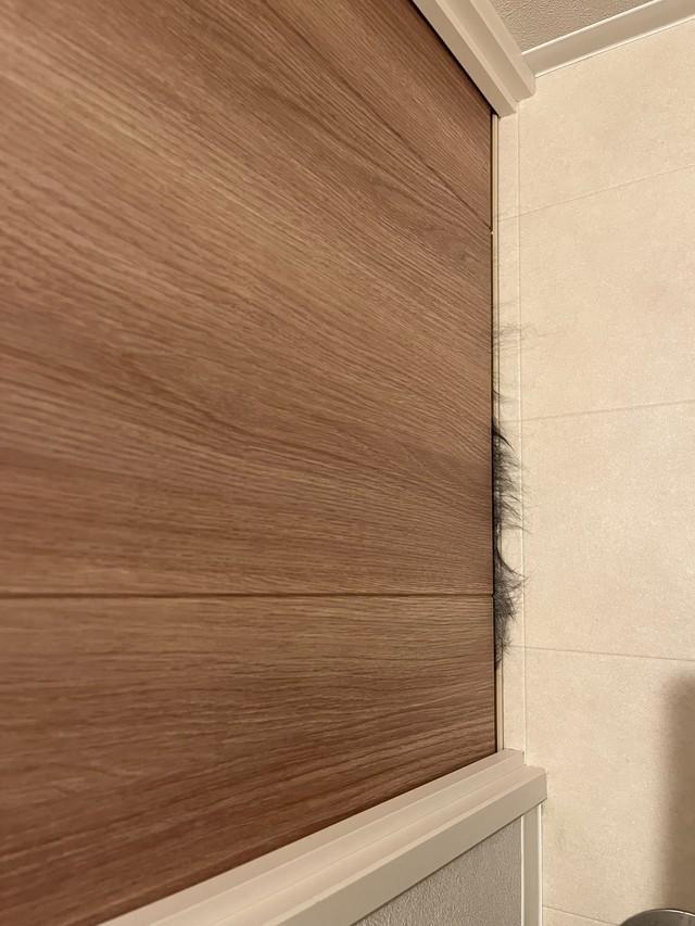 トイレの扉越しに愛犬の毛が…！？（画像提供：シャロかわさん）