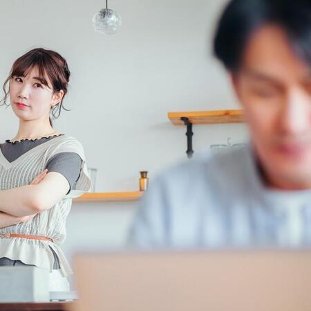 離婚後、「よき隣人」として同居中の元夫に新しい彼女!これって不貞行為?【弁護士が解説】
