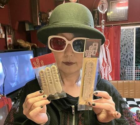 故人を供養する「卒塔婆」がクッキーに！？　考案した異世界感あふれる古物店を取材すると…