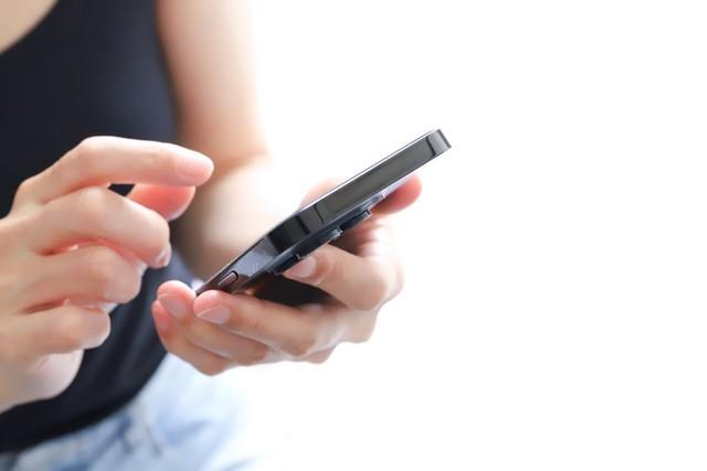 iPhoneを操作する様子※画像はイメージです（webbiz/stock.adobe.com/）