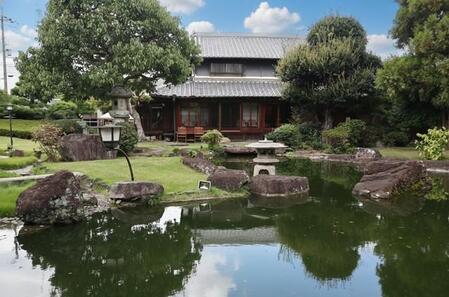 500坪ある築120年の古民家で……パエリアとサウナ！？　1日1組限定、店主の「おもてなし」への思い