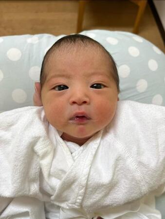 「お目目くりくりですねぇ~」看護師さんも驚いた赤ちゃん 生後3日でお顔はこの完成度!? 「世界一可愛い新生児!」とSNSで話題