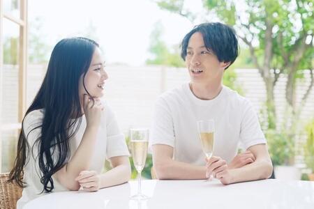 年収800万円以上の男性に聞いた「生涯のパートナーに選ぶ女性の特徴」　第一印象から金銭感覚などが明らかに