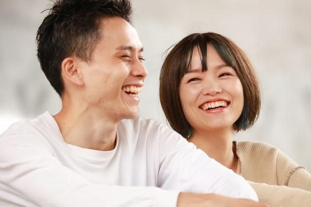 幸せな彼氏・彼女の姿※画像はイメージです（yamasan/stock.adobe.com/）