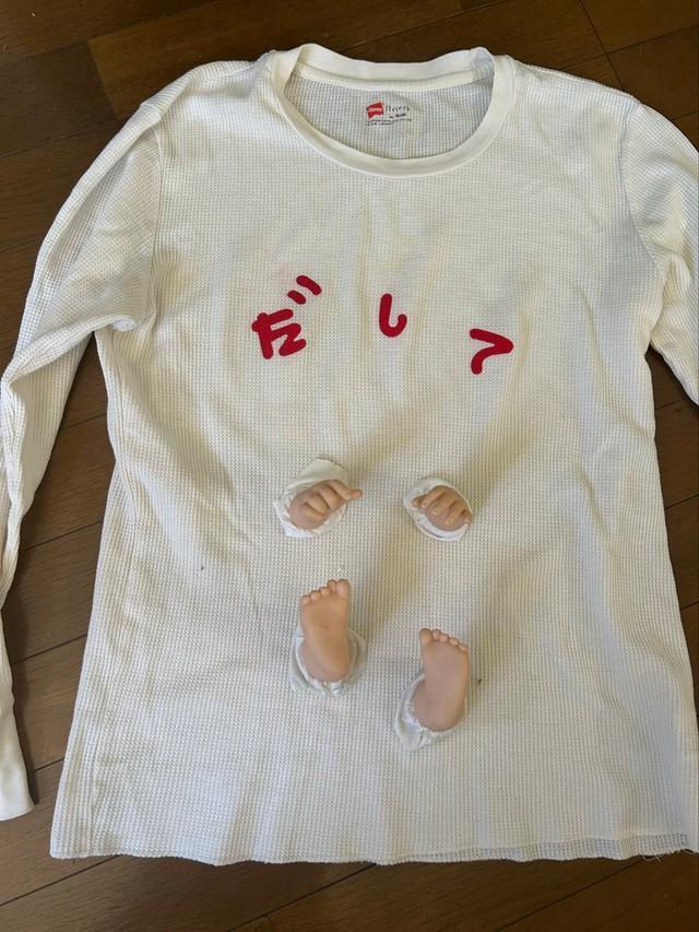まるで胎児がお腹を突き破ってきたような斬新なデザインのTシャツ(提供：ふるやいなやさん)