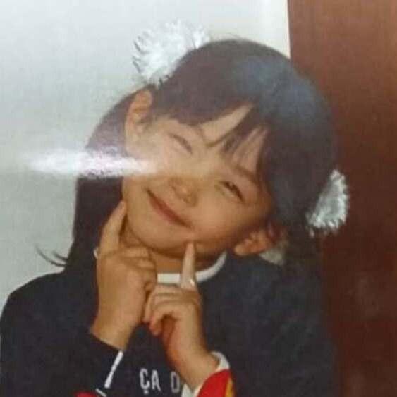 ＜ビフォー＞幼少期のお気に入りポーズ／ことさん（@_koto.8）提供