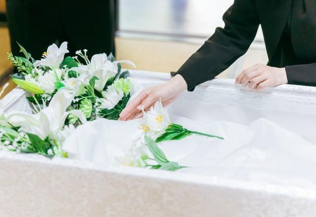 「棺に入れて大丈夫？」故人への想いが裏目に…葬儀社が解説する【副葬品にできないもの】
