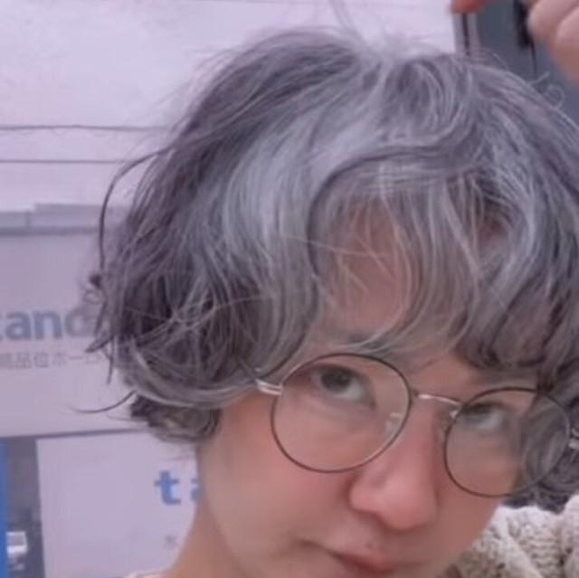 40代でグレイヘアになることを選んだ／Silvaさん（@biro00004）提供