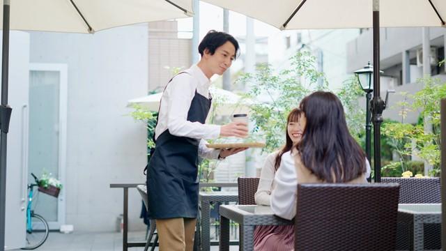 愛犬と散歩途中に立ち寄ったカフェで、隣の席の人が「フフッ」「かわいい～」と笑っている目線の先を見ると……（stock.adobe/aijiro）