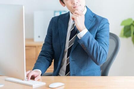 就職氷河期世代の約半数「給料が上がらない」…「医療費や介護費」を超えた老後の不安1位は?