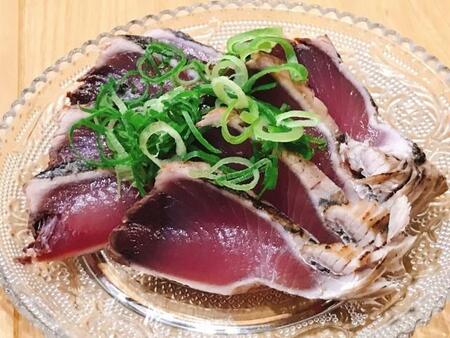 「カビ？」「死んでるやん」タイの高知料理店で出た鰹のタタキが真っ黒すぎた