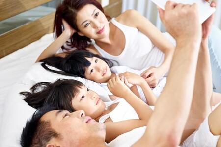 子どもがいると夫婦の営みはしづらい? 約2人に1人「子どもができたことにより頻度が減った」