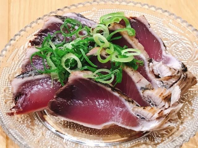 ふつう鰹のタタキってこんな感じですよね…