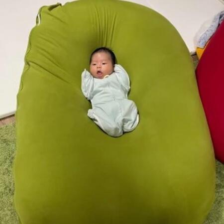 ヨギボーに沈む赤ちゃんが8カ月後……「赤ちゃんから“赤様”に」 驚きの成長ショットに「人間ってすごい!」