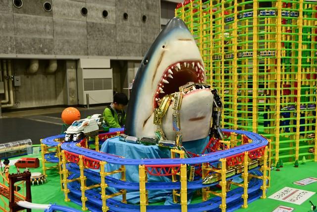 レール二本使う巨大車両がジョーズの周りを……。イベントでお馴染みの巨大プラレールタワーも