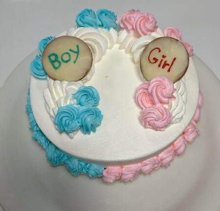 出産前に、高校時代の親友からお願いされたケーキ カットしたら大盛り上がり「うわ、めっちゃ出てきた!!」