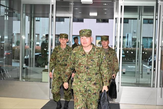 クマ対策で秋田に自衛隊派遣 防弾チョッキ姿の隊員が箱わな運搬