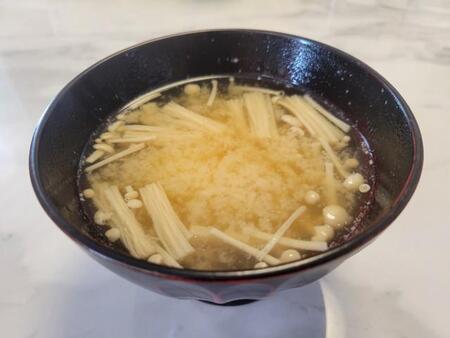 ちょっと入れるだけで和食店の味にグレードアップ！みそ汁に入れると“優しい味わい”になる調味料は？