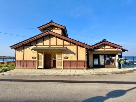 立派な建物…と思いきやトイレだった！日本最小を自称する北海道・江差の道の駅が話題に