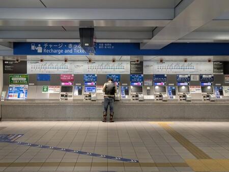 SuicaもPASMOも持たず、切符を買う夫「こうやって人は時代に取り残されて行くのかしら」妻がつぶやいた本音に、ネットで賛否の声