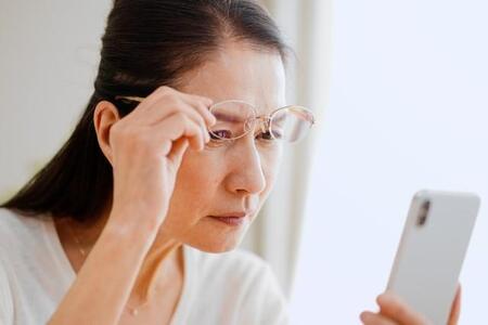 「老眼」自覚があっても老眼鏡を使っている人はどれぐらい? 老眼対策、どうしてる?