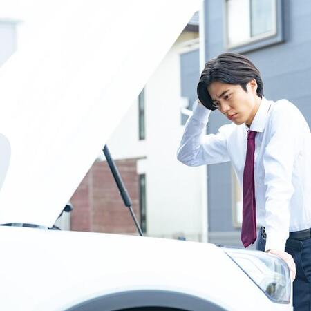 上司の車を運転中、高速道路でガス欠に! どうすればいい?【JAFが解説】