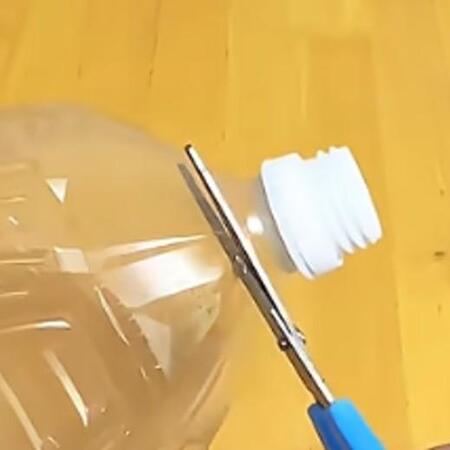 ペットボトルの再利用“神アイデア”　キャップ部分を残してカットしたら…車の中で転がらないゴミ箱に