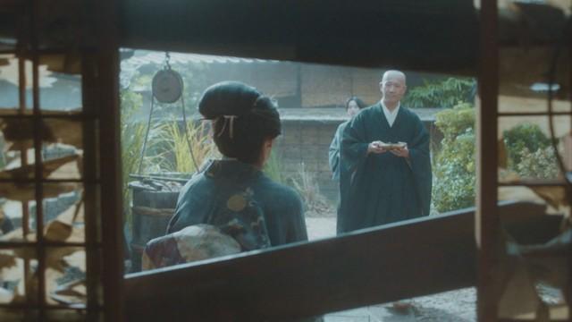 タエ（北川景子）と三之丞（板垣李光人）が身を寄せる寺の住職を演じる湯浅崇　(C)NHK