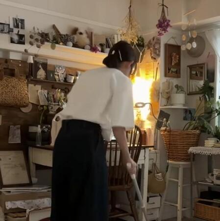 築40年、家賃5万5000円…元恋人と同棲していた「縁起の悪い部屋」で再出発 “パリのアトリエ風”に変わった3DK “完璧じゃない家具”と生きる女性のリアル