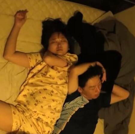 「寝相が激しすぎる夫婦」一晩に驚きの声…動き続ける2人に「ちゃんと寝れてる？」衝撃のラストは！？