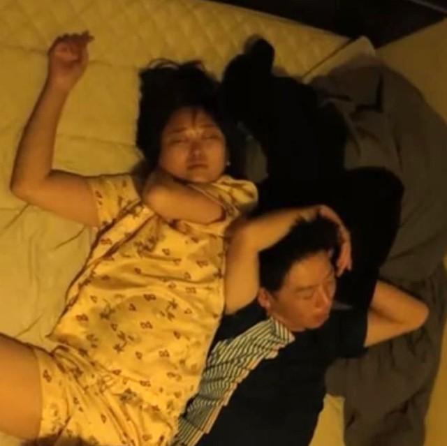 夫婦の寝相の悪さに驚きの声が…／爆睡夫婦 -Sleeping Couple-さん（@.sleeping.couple）提供